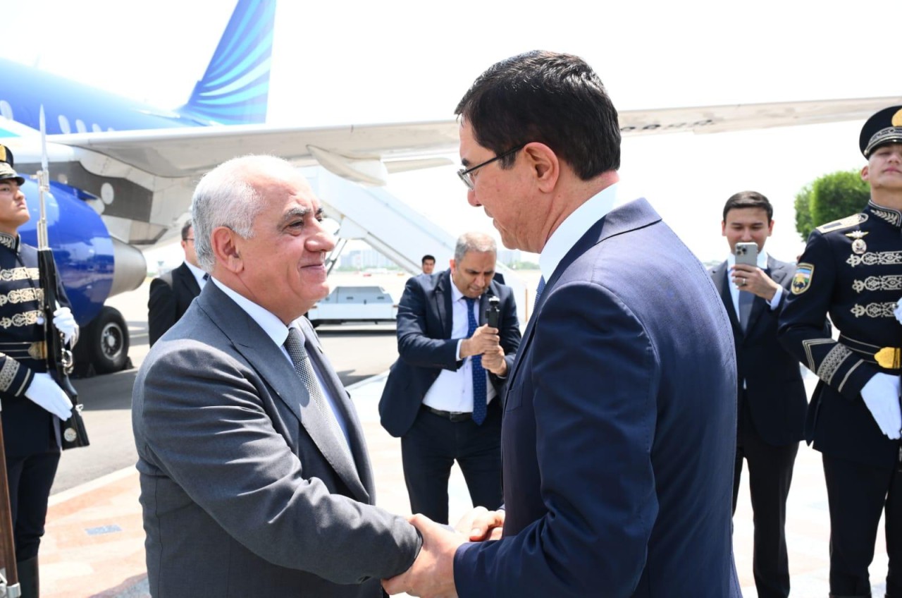 Baş nazir Özbəkistana getdi - FOTO