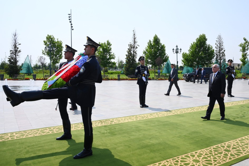 Əli Əsədov Daşkənddə Müstəqillik abidəsini ziyarət etdi - FOTOLAR