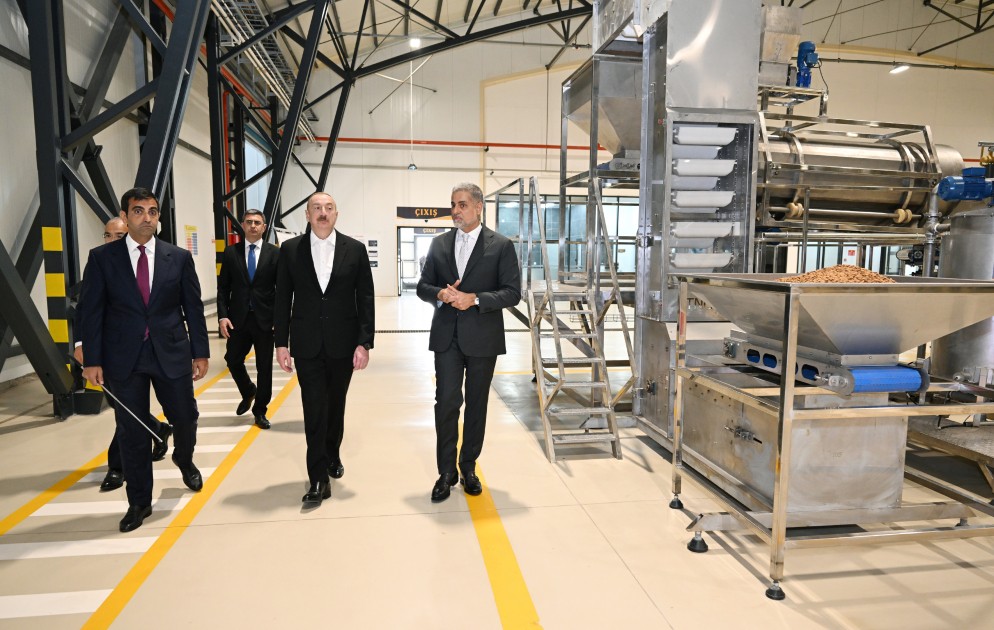 İlham Əliyev Bakıda zavodun açılışında - FOTOLAR