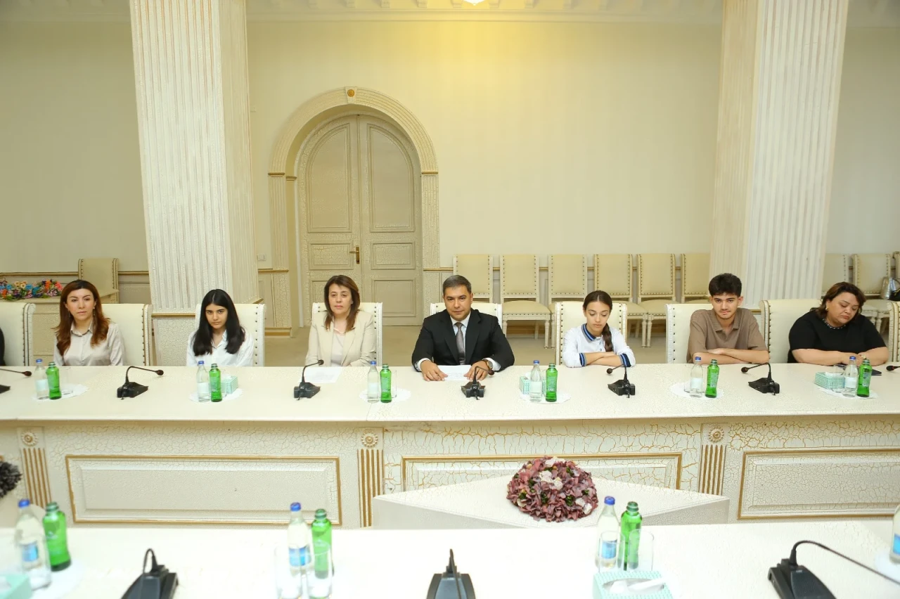 Niyazi Bayramov məzun olan şəhid övladları ilə görüşdü - FOTOLAR