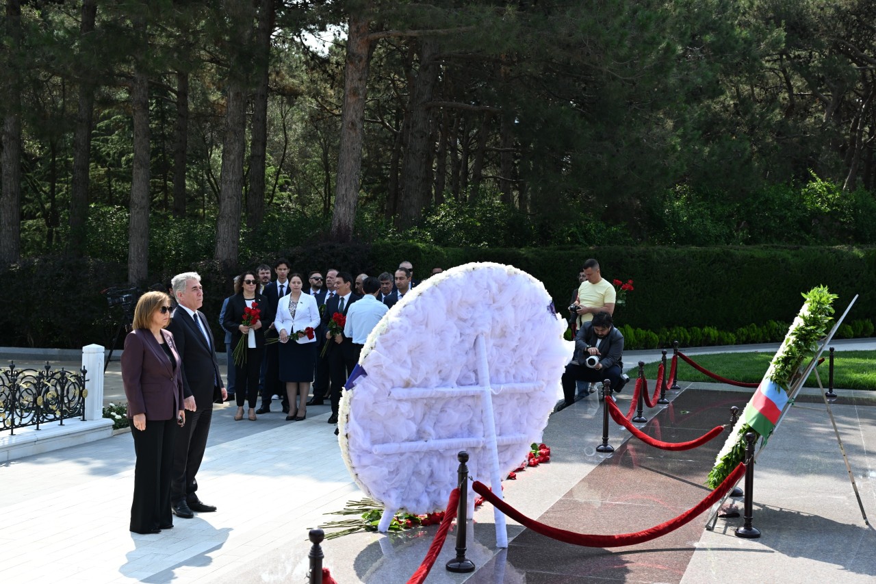 Konfrans iştirakçıları Heydər Əliyevin məzarını və Şəhidlər xiyabanını ziyarət ediblər - FOTOLAR