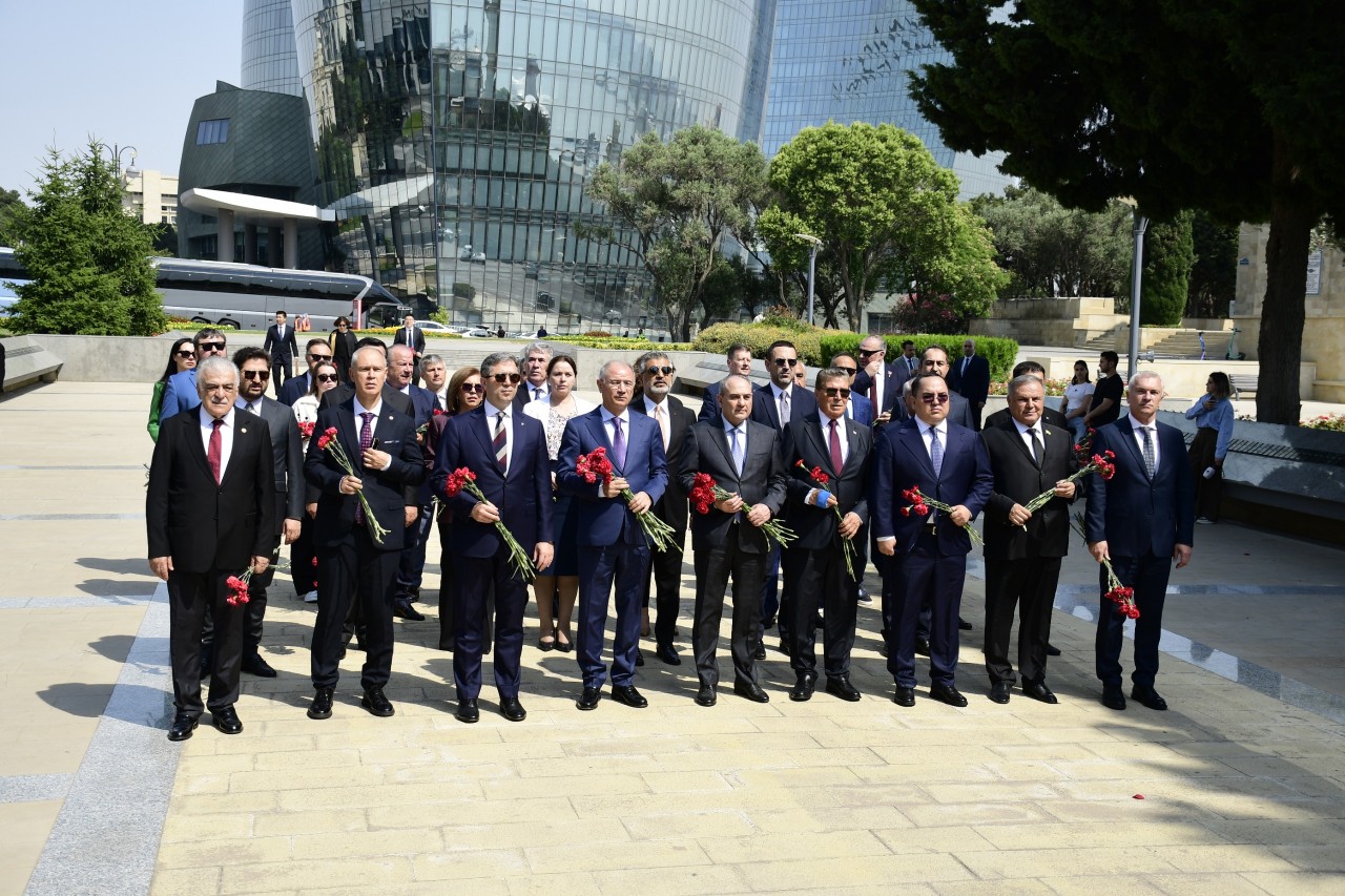 Konfrans iştirakçıları Heydər Əliyevin məzarını və Şəhidlər xiyabanını ziyarət ediblər - FOTOLAR