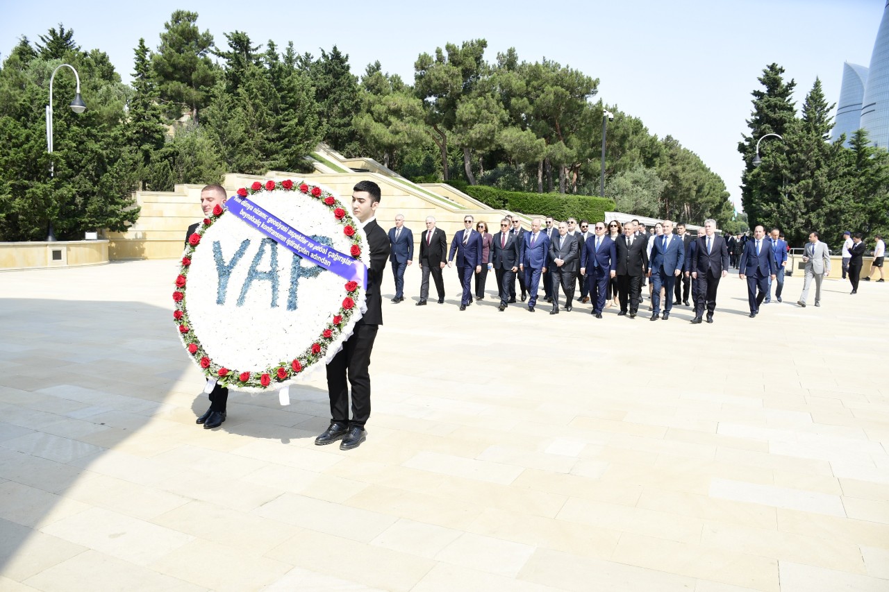Konfrans iştirakçıları Heydər Əliyevin məzarını və Şəhidlər xiyabanını ziyarət ediblər - FOTOLAR