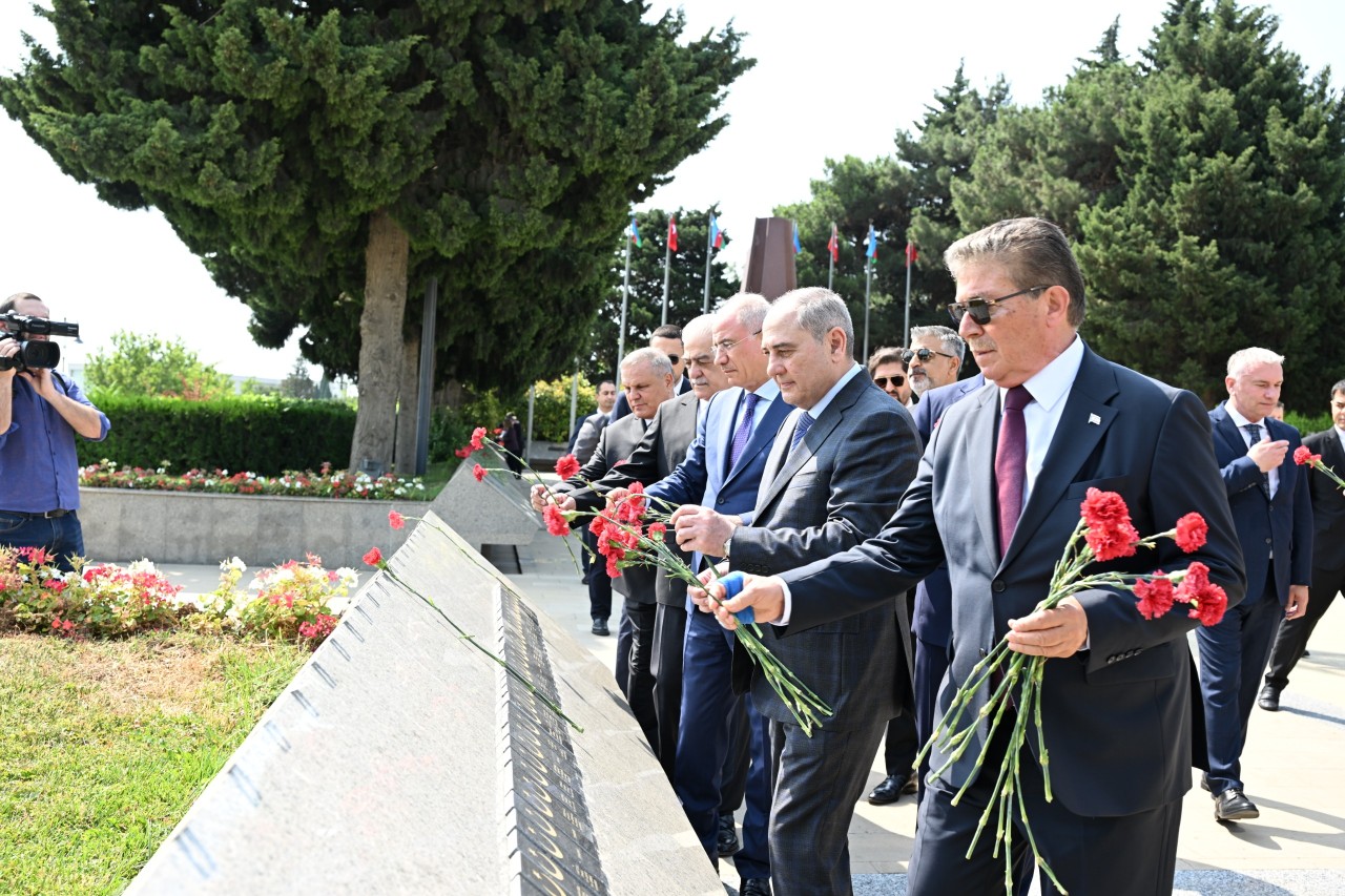 Konfrans iştirakçıları Heydər Əliyevin məzarını və Şəhidlər xiyabanını ziyarət ediblər - FOTOLAR