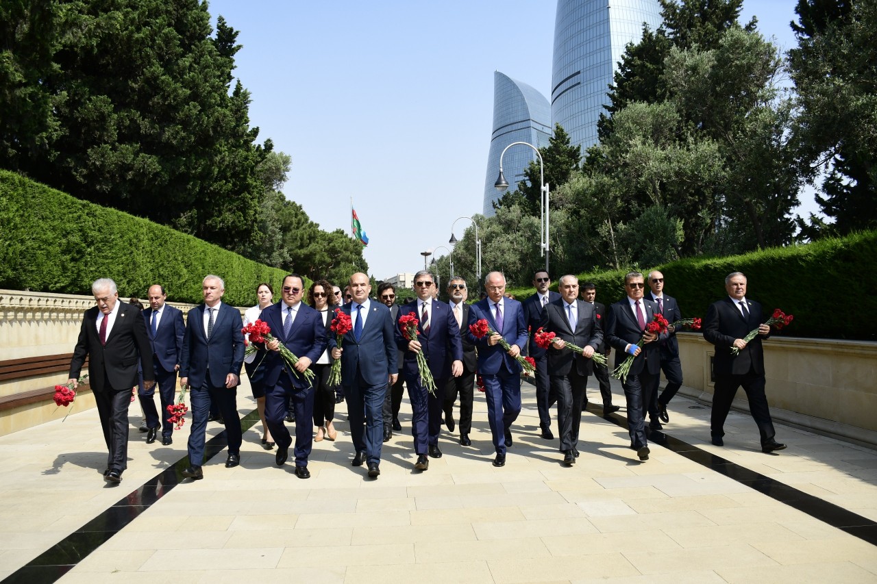 Konfrans iştirakçıları Heydər Əliyevin məzarını və Şəhidlər xiyabanını ziyarət ediblər - FOTOLAR