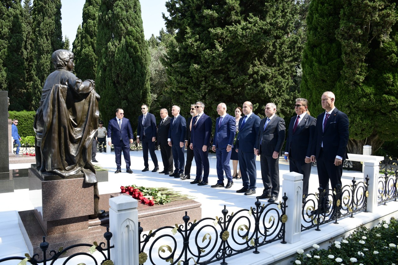 Konfrans iştirakçıları Heydər Əliyevin məzarını və Şəhidlər xiyabanını ziyarət ediblər - FOTOLAR