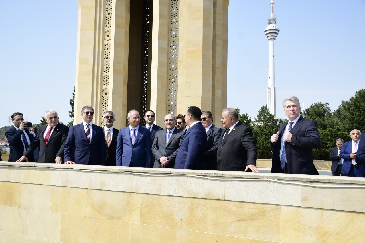Konfrans iştirakçıları Heydər Əliyevin məzarını və Şəhidlər xiyabanını ziyarət ediblər - FOTOLAR
