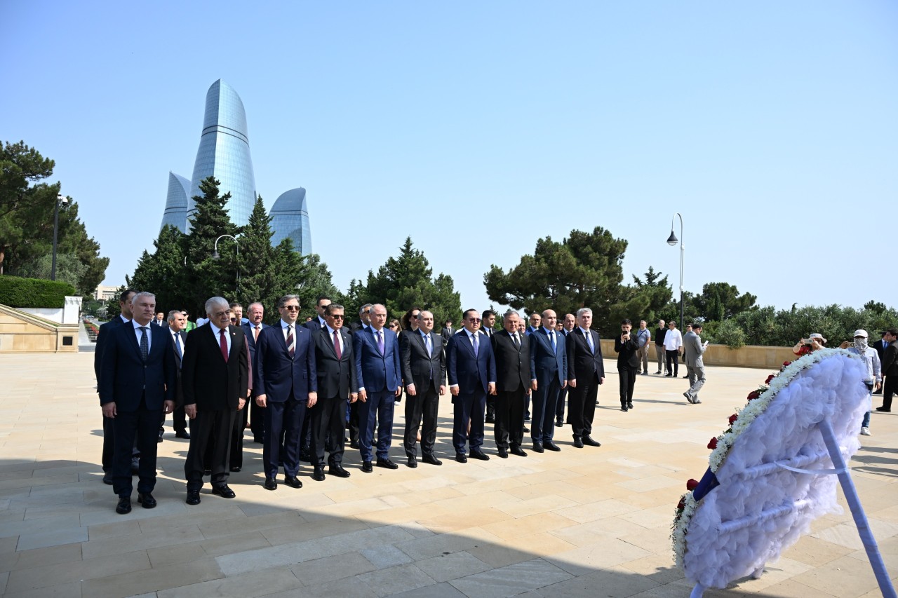 Konfrans iştirakçıları Heydər Əliyevin məzarını və Şəhidlər xiyabanını ziyarət ediblər - FOTOLAR