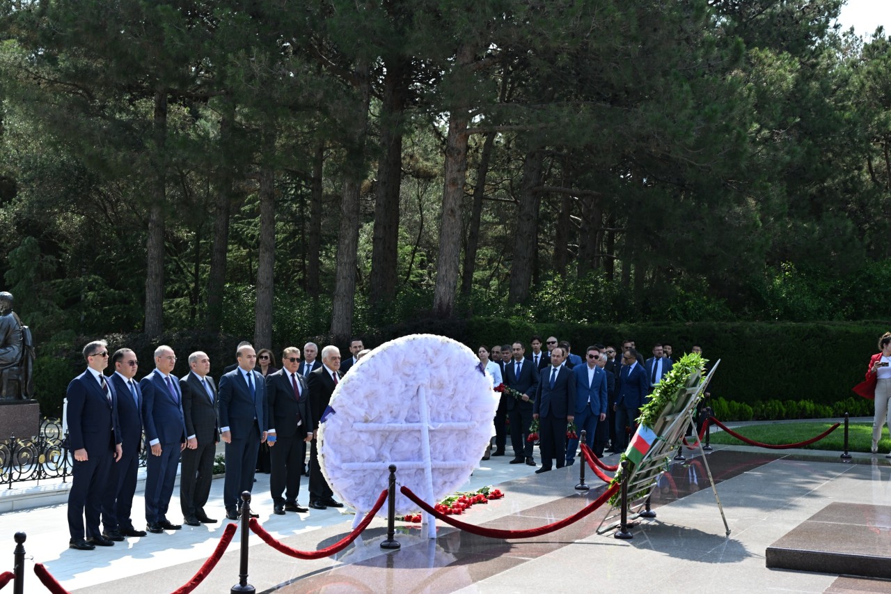 Konfrans iştirakçıları Heydər Əliyevin məzarını və Şəhidlər xiyabanını ziyarət ediblər - FOTOLAR