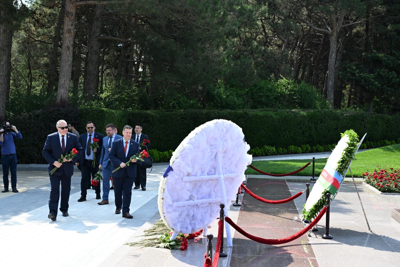 Konfrans iştirakçıları Heydər Əliyevin məzarını və Şəhidlər xiyabanını ziyarət ediblər - FOTOLAR