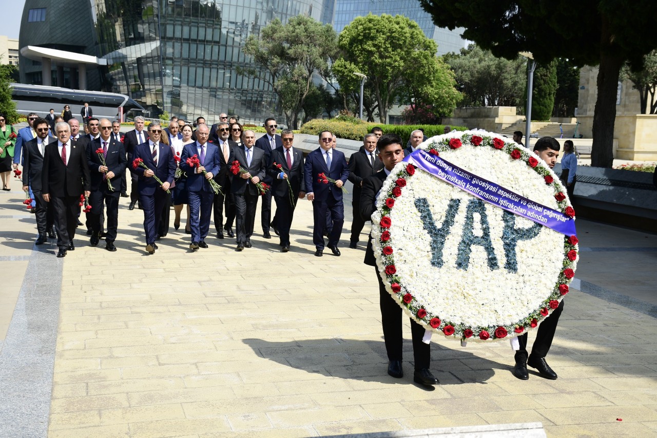 Konfrans iştirakçıları Heydər Əliyevin məzarını və Şəhidlər xiyabanını ziyarət ediblər - FOTOLAR