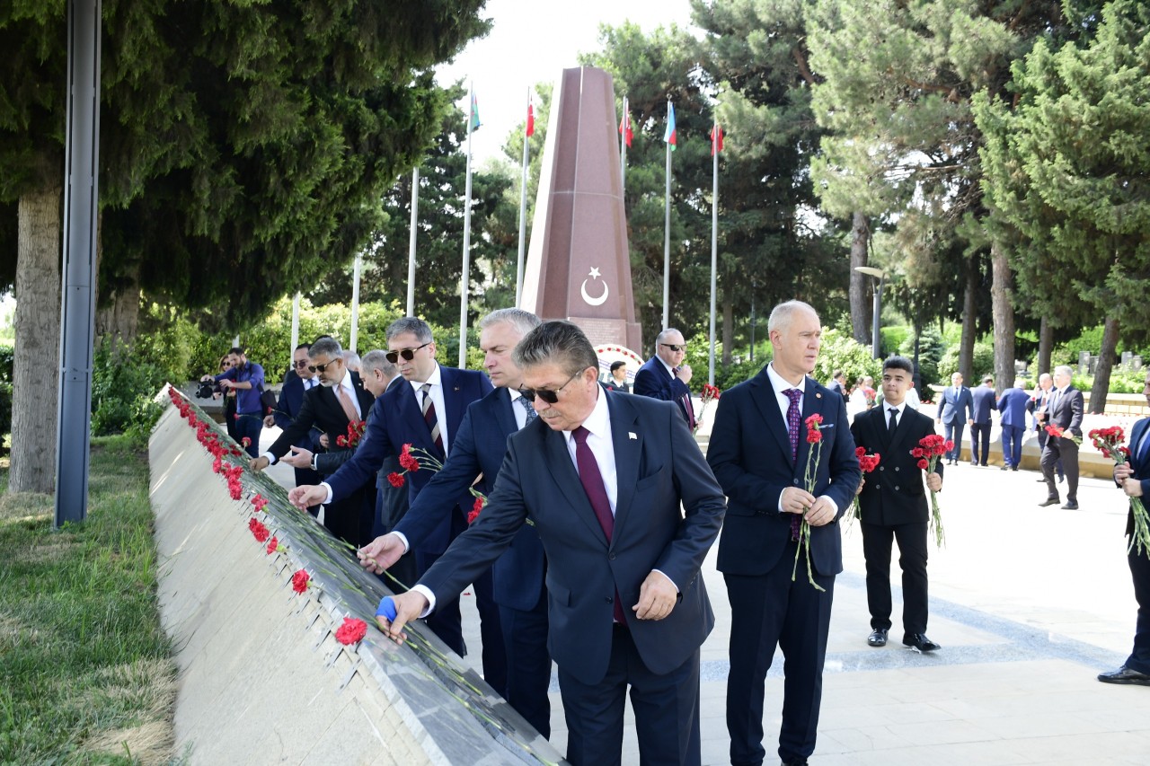 Konfrans iştirakçıları Heydər Əliyevin məzarını və Şəhidlər xiyabanını ziyarət ediblər - FOTOLAR