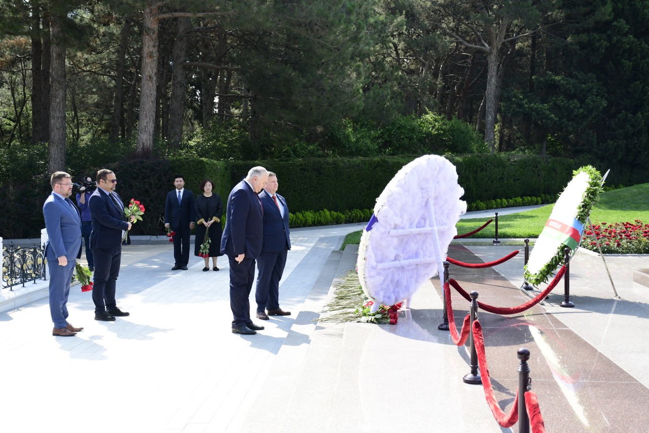 Konfrans iştirakçıları Heydər Əliyevin məzarını və Şəhidlər xiyabanını ziyarət ediblər - FOTOLAR