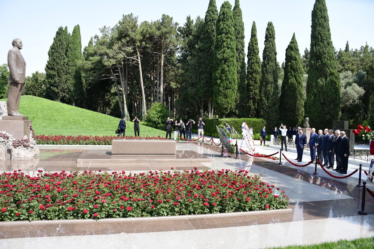 Konfrans iştirakçıları Heydər Əliyevin məzarını və Şəhidlər xiyabanını ziyarət ediblər - FOTOLAR