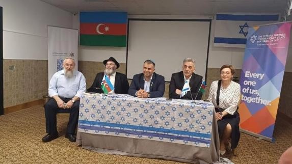 Təhlükəsizlik qüvvələri israilli naziri Bakıdan belə təxliyə edib
