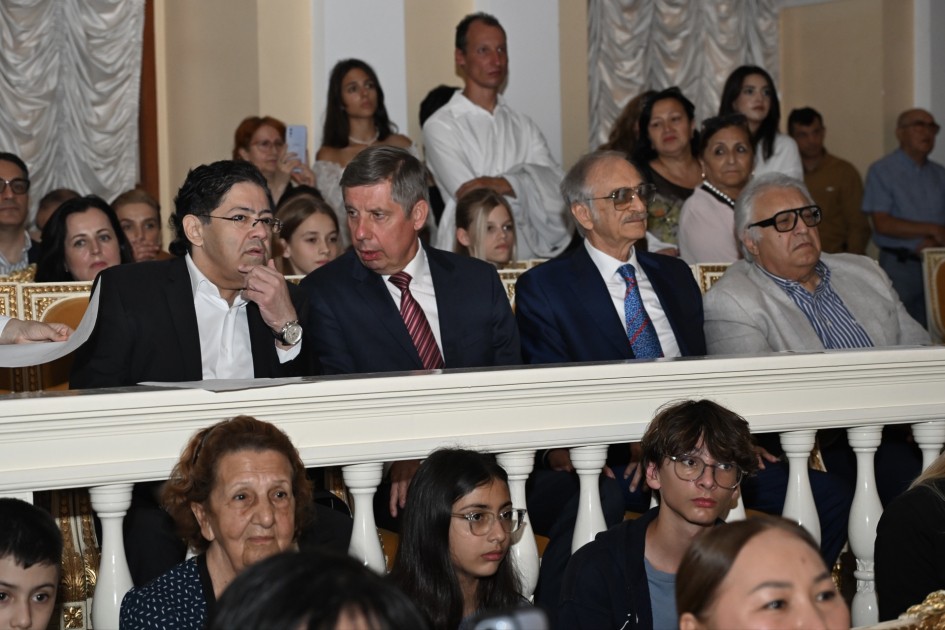 İrandan təxliyə edilən orkestr Bakıda konsert verdi - VİDEO