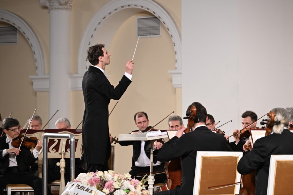 İrandan təxliyə edilən orkestr Bakıda konsert verdi - VİDEO