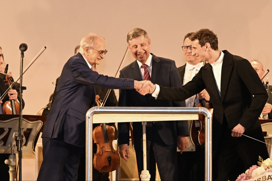 İrandan təxliyə edilən orkestr Bakıda konsert verdi - VİDEO