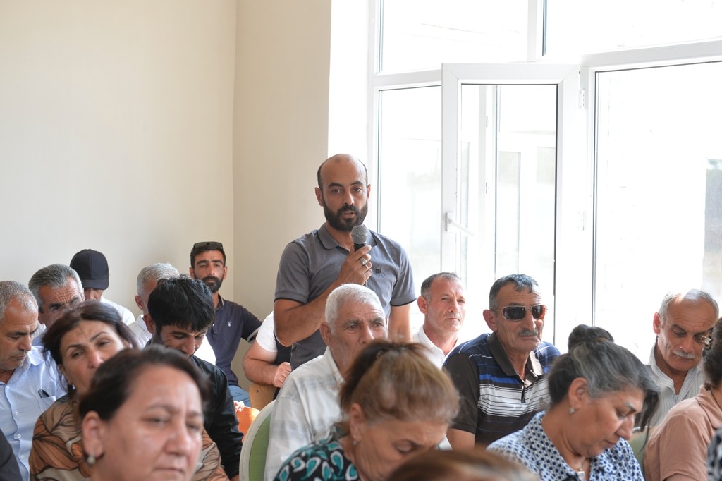 Taleh Qaraşov qəsəbə sakinlərinin problemlərini dinlədi - FOTOLAR