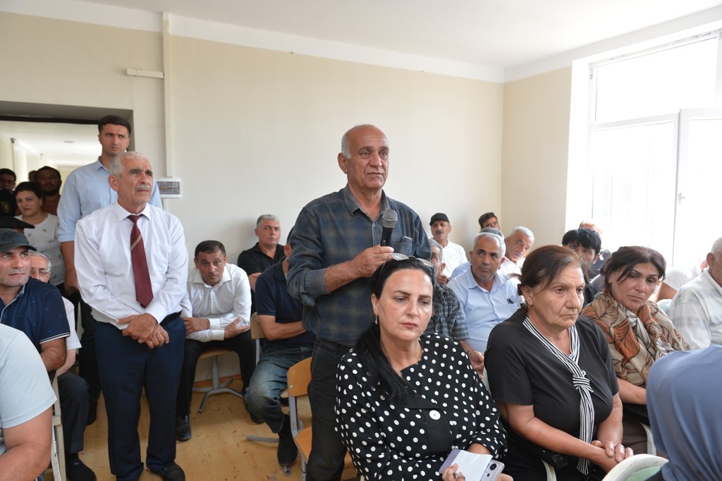 Taleh Qaraşov qəsəbə sakinlərinin problemlərini dinlədi - FOTOLAR