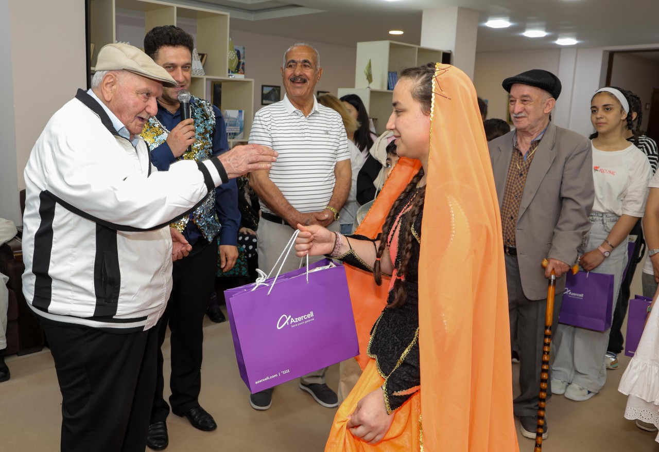 "Azercell" diqqət və qayğıya ehtiyacı olan iki nəsli bir araya gətirdi - FOTOLAR