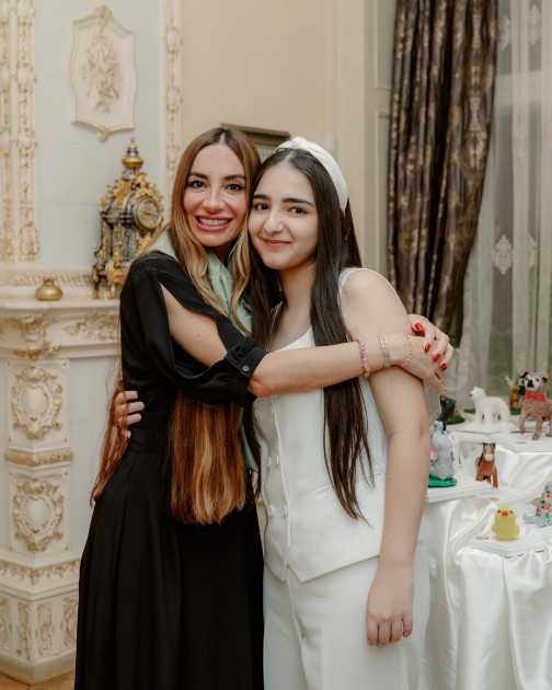 Leyla və Arzu Əliyevalar “Zeynəbin sehrli dünyası” adlı sərginin açılışında - FOTOLAR