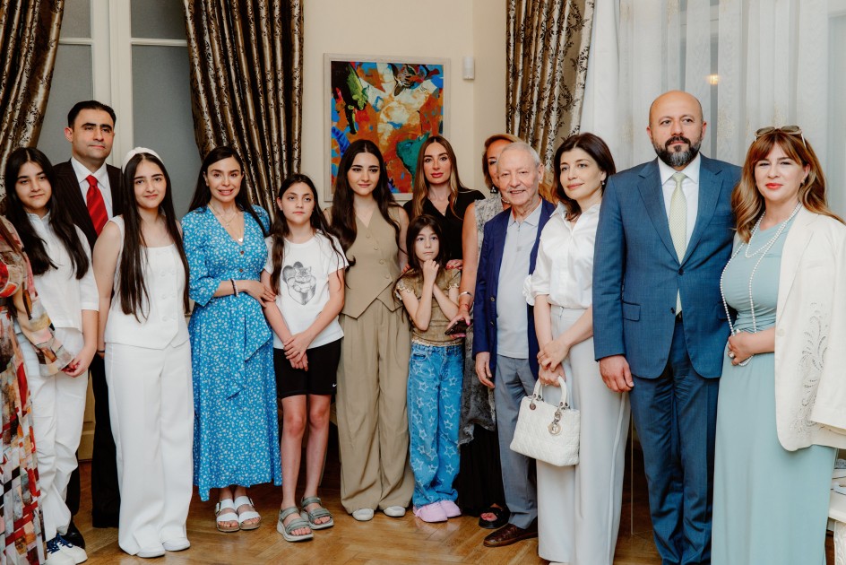 Leyla və Arzu Əliyevalar “Zeynəbin sehrli dünyası” adlı sərginin açılışında - FOTOLAR