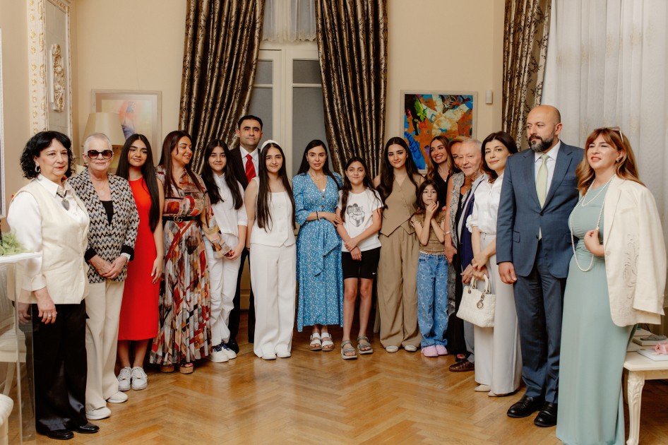 Leyla və Arzu Əliyevalar “Zeynəbin sehrli dünyası” adlı sərginin açılışında - FOTOLAR