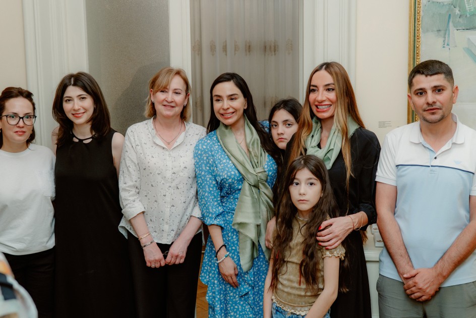 Leyla və Arzu Əliyevalar “Zeynəbin sehrli dünyası” adlı sərginin açılışında - FOTOLAR