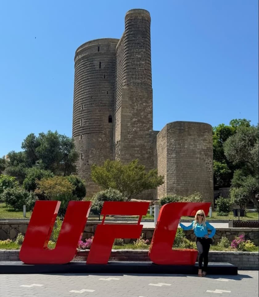 Dünyanın ən gözəl "rinq qızı" Bakıda - FOTO