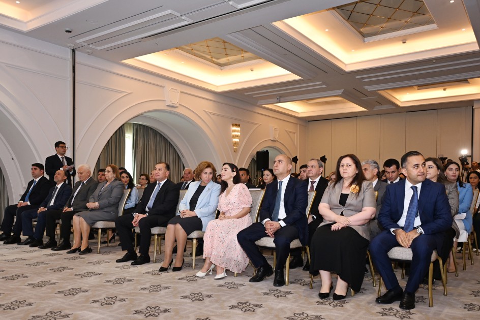 Leyla Əliyeva məzun günündə - FOTOLAR