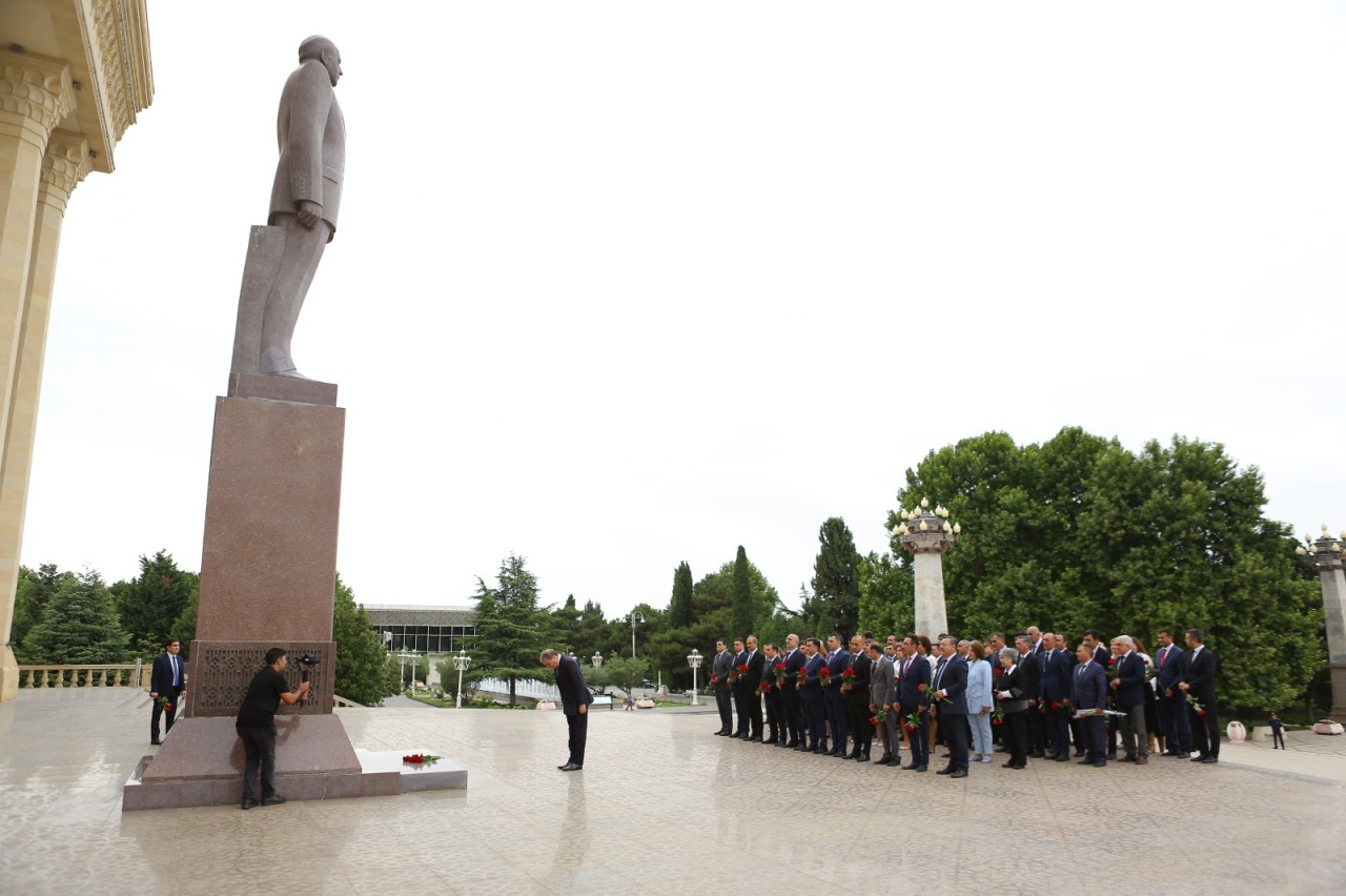 Niyazi Bayramov əməkdaşlarını peşə bayramı münasibətilə təbrik edib - FOTOLAR