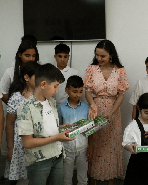 Leyla və Arzu Əliyevalar “Gənc arıçı” layihəsinin iştirakçısı ilə görüşdülər - FOTOLAR