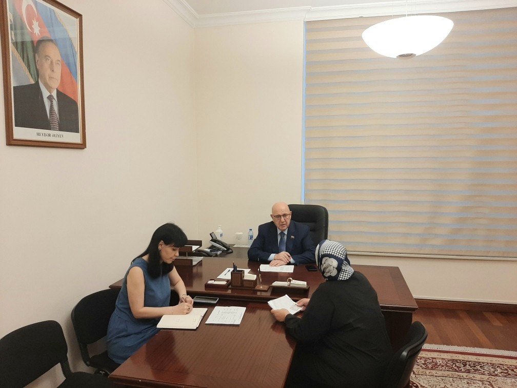 Əhliman Əmiraslanov vətəndaşları qəbul edib - FOTOLAR