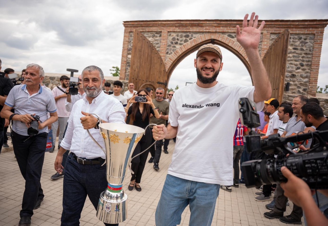 Qurban Qurbanov və futbolçuları "İmarət"də - VİDEO (FOTOLAR)