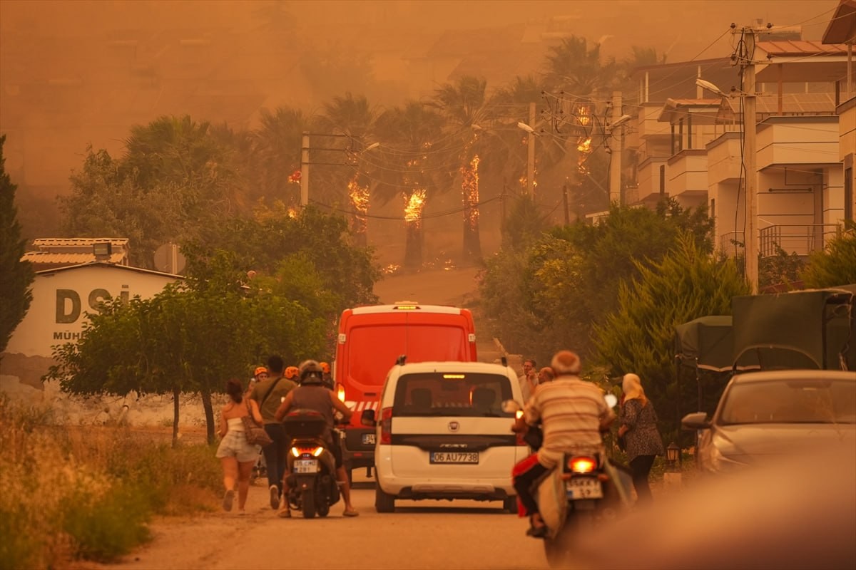 İzmir sakinləri təxliyə edilir - FOTOLAR