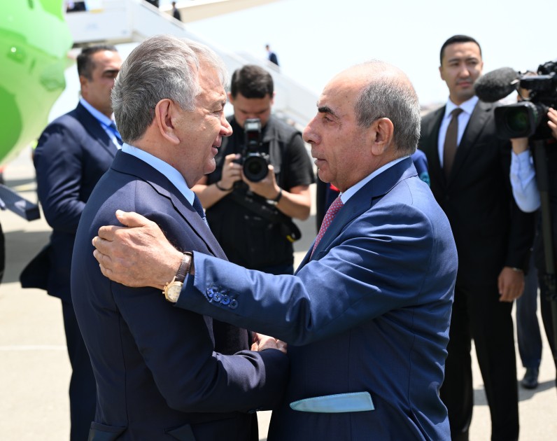 Şavkat Mirziyoyev Azərbaycana gəldi - YENİLƏNİB