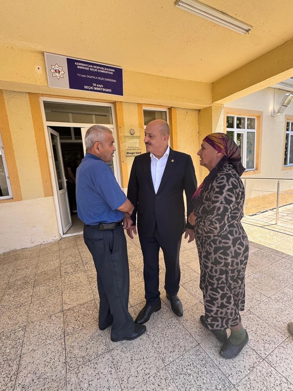 Asif Əsgərov gizirin yas mərasimində iştirak edib, vətəndaşlarla görüşdü (FOTOLAR)