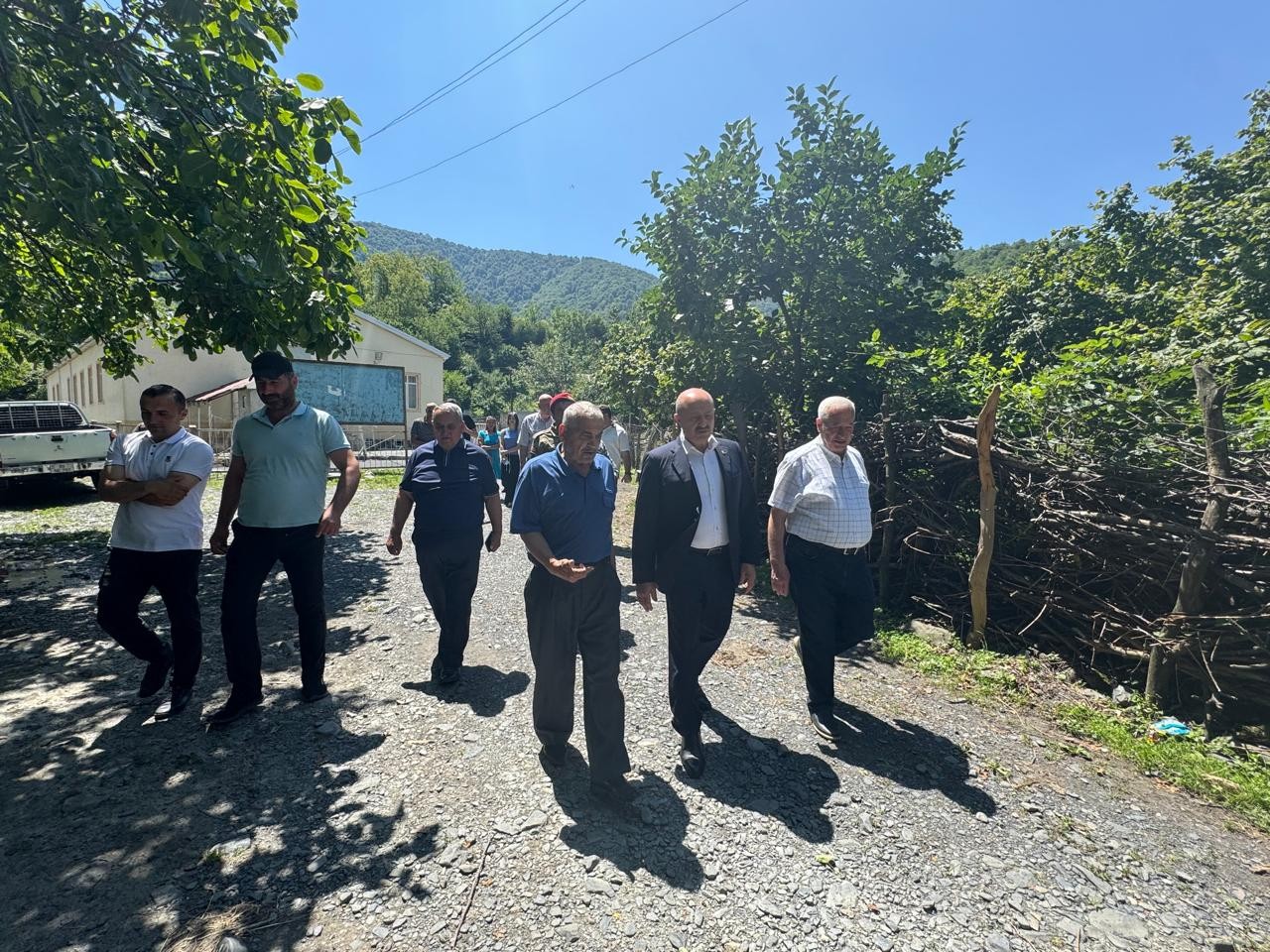 Asif Əsgərov gizirin yas mərasimində iştirak edib, vətəndaşlarla görüşdü (FOTOLAR)