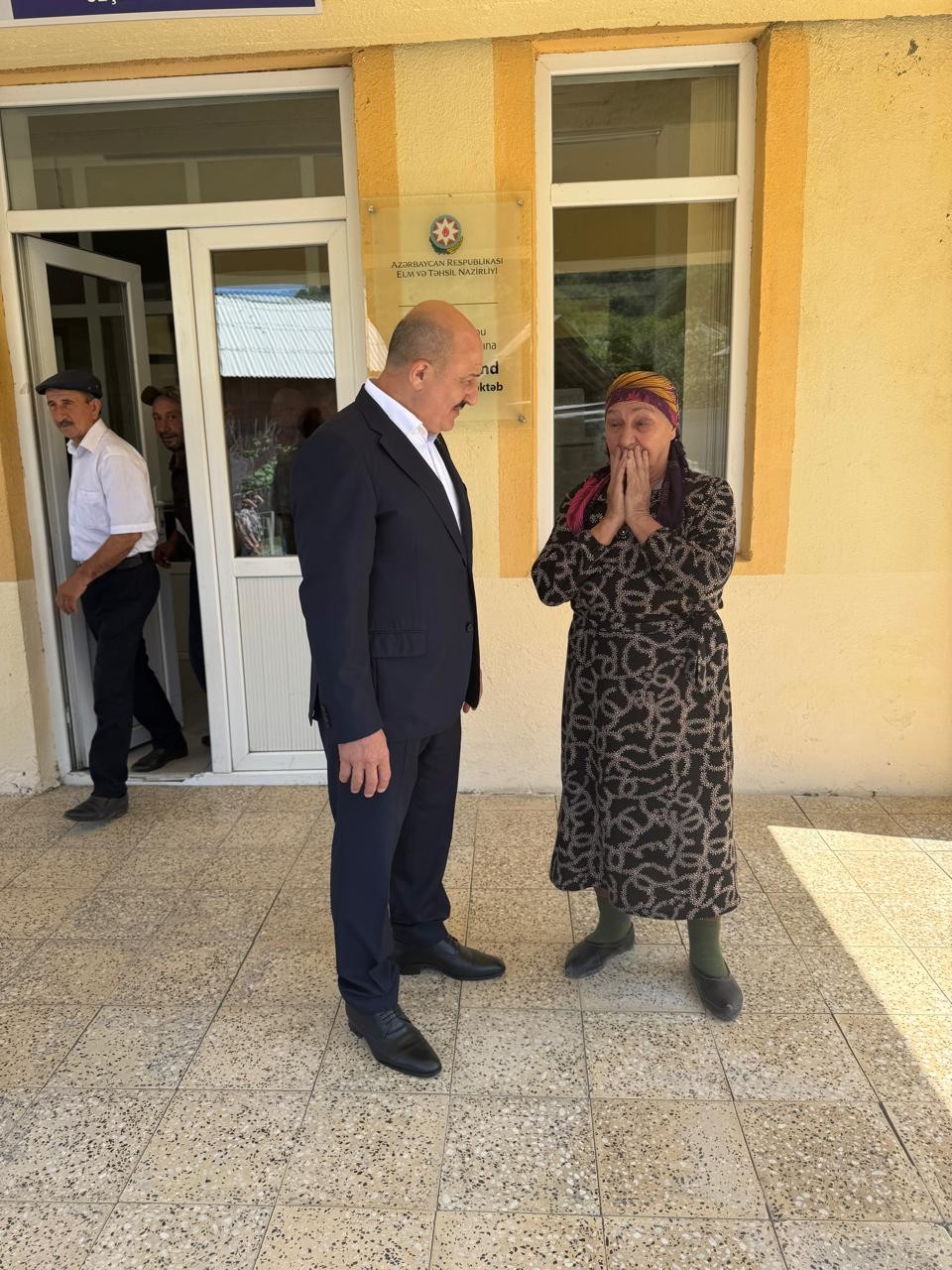 Asif Əsgərov gizirin yas mərasimində iştirak edib, vətəndaşlarla görüşdü (FOTOLAR)