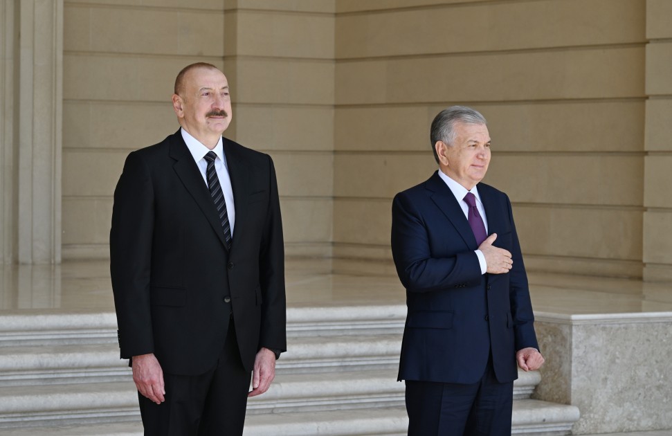 İlham Əliyev Şavkat Mirziyoyevi qarşıladı - FOTOLAR