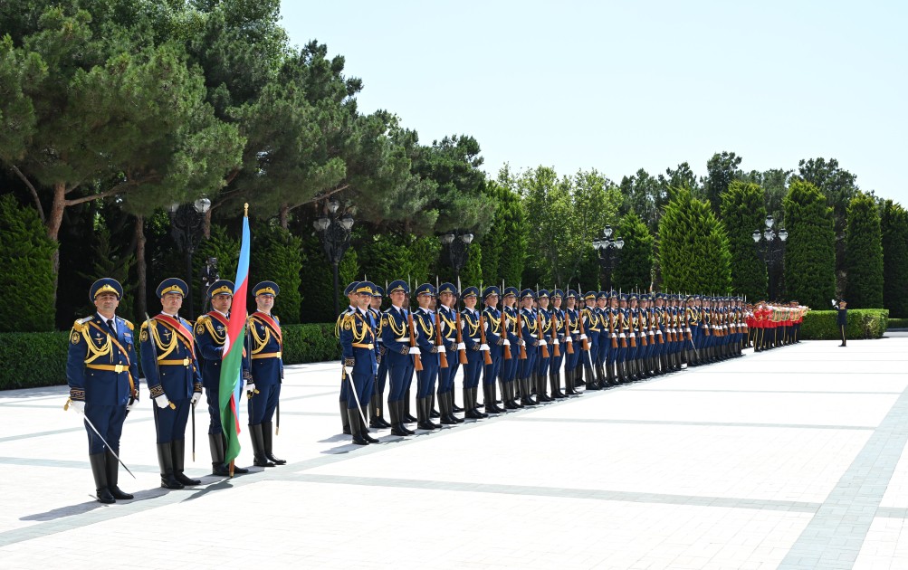 İlham Əliyev Şavkat Mirziyoyevi qarşıladı - FOTOLAR