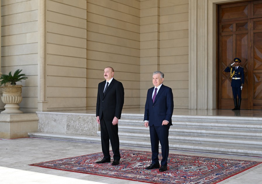 İlham Əliyev Şavkat Mirziyoyevi qarşıladı - FOTOLAR