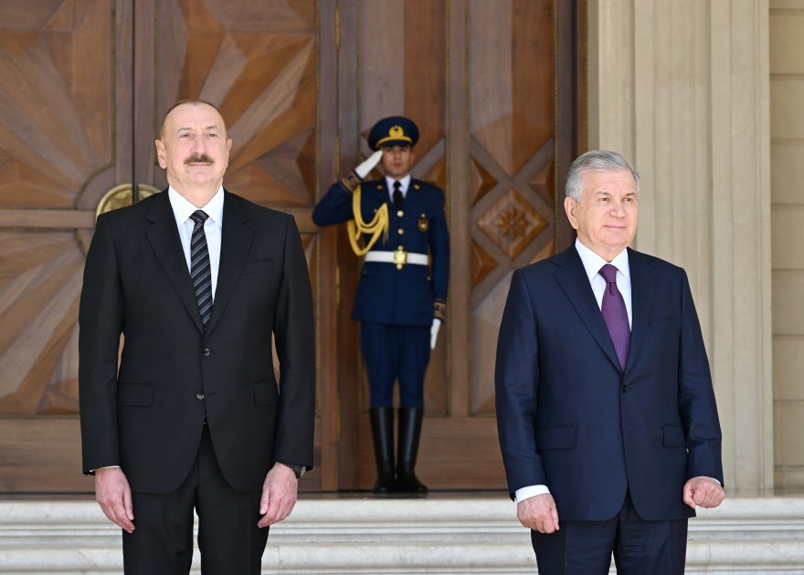 İlham Əliyev Şavkat Mirziyoyevi qarşıladı - FOTOLAR