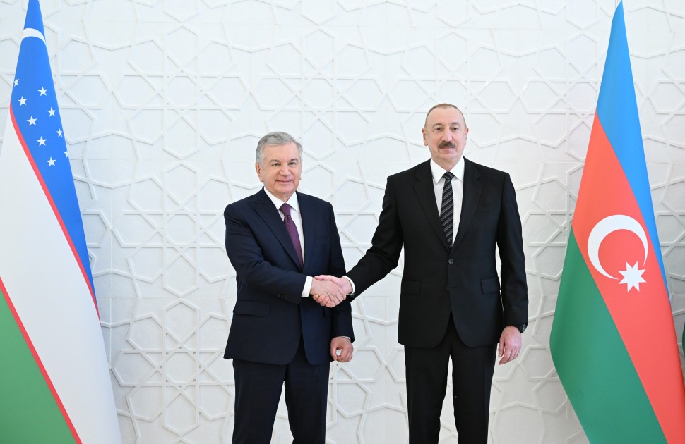 İlham Əliyev Şavkat Mirziyoyevi qarşıladı - FOTOLAR