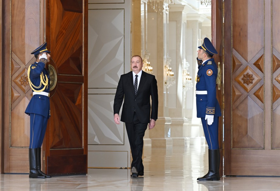 İlham Əliyev Şavkat Mirziyoyevi qarşıladı - FOTOLAR