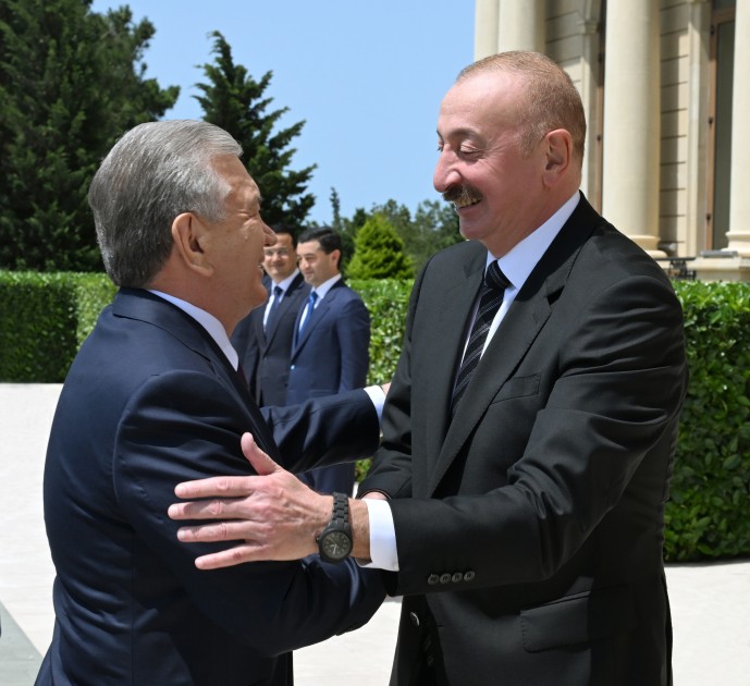İlham Əliyev Şavkat Mirziyoyevi qarşıladı - FOTOLAR