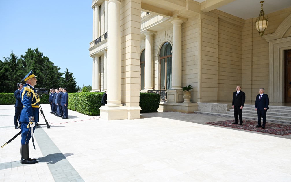 İlham Əliyev Şavkat Mirziyoyevi qarşıladı - FOTOLAR