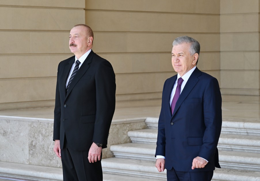 İlham Əliyev Şavkat Mirziyoyevi qarşıladı - FOTOLAR