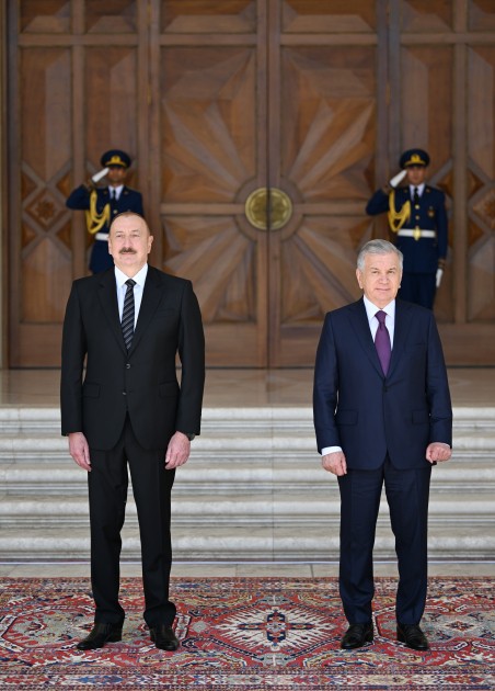 İlham Əliyev Şavkat Mirziyoyevi qarşıladı - FOTOLAR